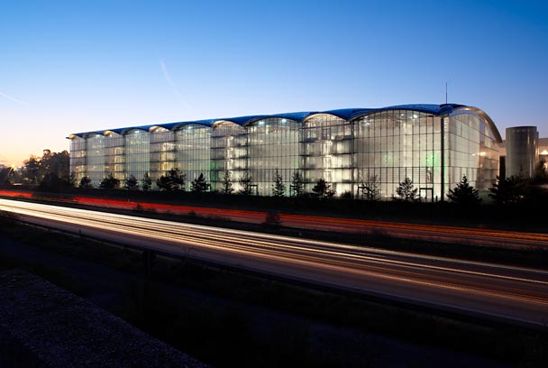写真：ドイツの建築家、クリストフ・インゲンホーフェンが設計したルフトハンザ新本社（Lufthansa Aviation Center）