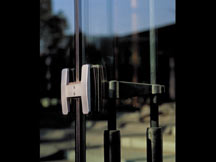 写真：ウィンターガーデンのファサードガラスを留めるH型金具